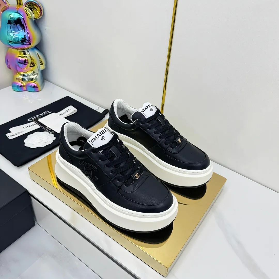 👟👟Ex-factory price 600👟👟 Upgraded version, upgraded version, upgraded version! No rebuttal accepted! ! ! ! Chanel Chanel panda shoes! 2025 counter's top casual sports shoes. This classic design; the upper is electro-embroidered with a variety of techniques; the outsole is fashionable and sporty; the unusual inclusion of a variety of color matching elements... The diversified mix and match is very good-looking and versatile, and can be used for leisure, fashion, sports, and outdoor... ꫛꫀꪝ Go➫ Materials: ❶Upper made of: original imported first-layer silk cowhide + original waterproof cloth + original first-layer cowhide ❷Inner lining: Original Yangli+Net ❸Outsole based on: Original TPU combination outsole Counter boutique packaging complete set for women 35–41 👉 👉 👉 👉 👉